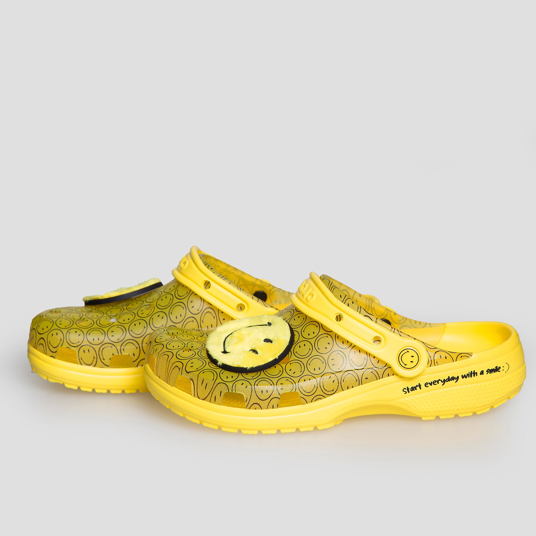 Crocs Classic Translucent Smiley Clog -  207230-90H - Colección Unisex
