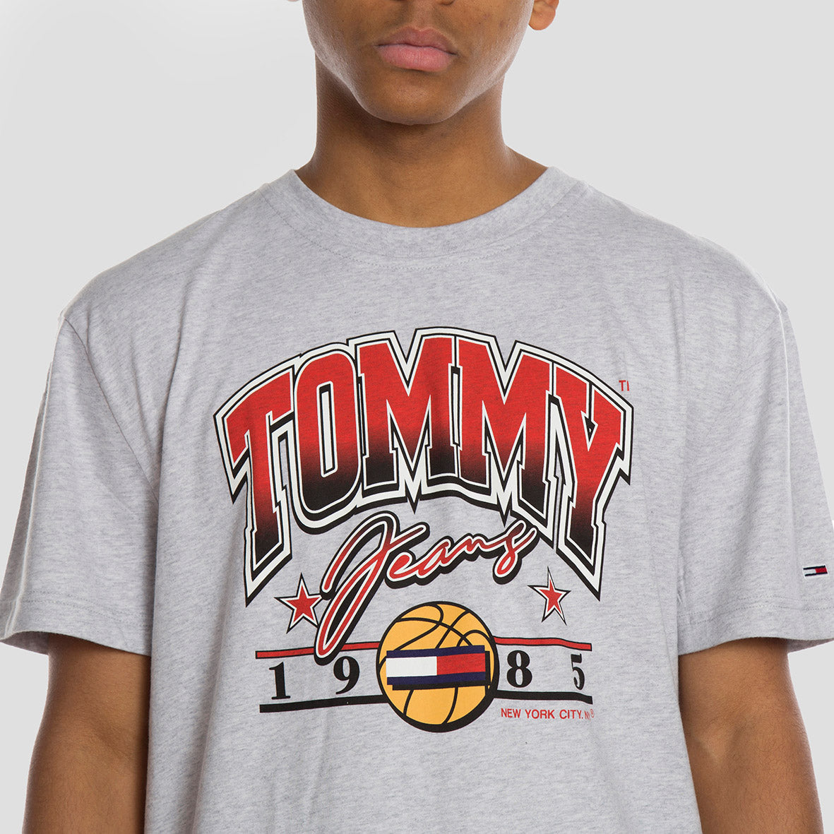 Tommy Jeans Camiseta Bball Graphic - DM0DM10220 - Colección Chico